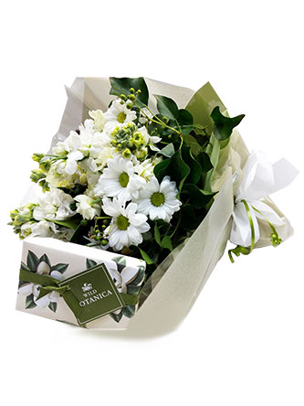 White-and-cream-blooms-posy
